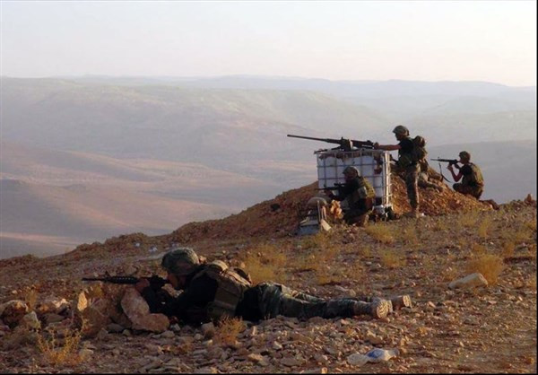 “Quân đội Syria và phong trào Hezbollah cũng giải phóng cao điểm Qarna al-Shalouf, hang động al-Mahbas, al-Maqara, Yunis và hẻm núi Harf al-Dab phía nam vùng núi Qalamoun ở khu vực biên giới Syria-Lebanon”, nguồn tin nói thêm. Ảnh: FNA.