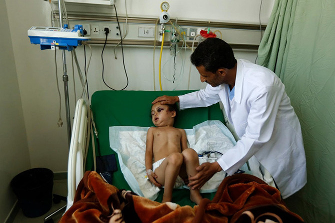 Các bác sĩ kiểm tra sức khỏe cho bé Buthaina. Ảnh: Reuters.