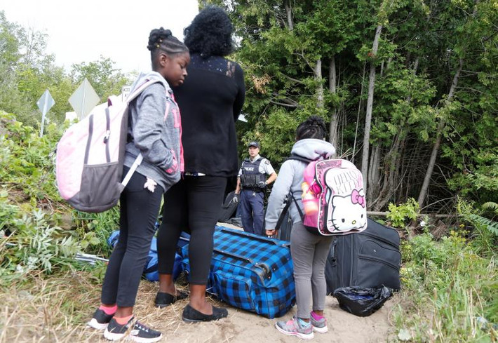 Những di dân Haiti đang trên đường vượt biên vào Canada.
