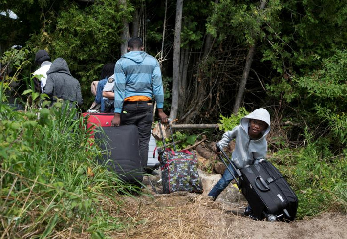 Dòng người tị nạn đi qua biên giới Mỹ-Canada vào Canada.