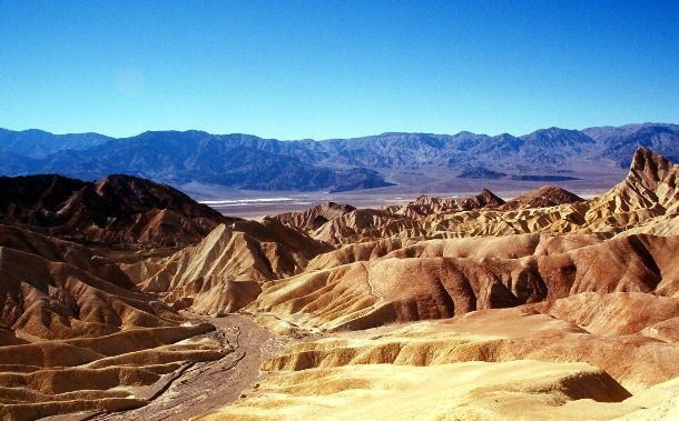 Thung lũng Chết nằm giữa hai bang California và Nevada (Mỹ) có nhiệt độ rất cao vào mùa hè (lên tới 56,7 độ C) và thời tiết lạnh khắc nghiệt vào mùa đông. Ngoài ra, những trận mưa bão có thể gây ngập đột ngột ở thung lũng này. Ảnh: List25.