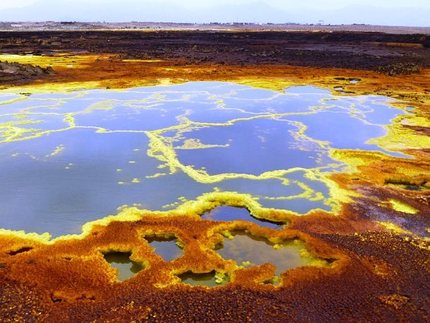 Thị trấn ma Dallol ở Ethiopia là một trong những địa danh xa xôi và nóng nhất trên Trái đất. Ảnh: List25.