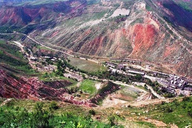 Thị trấn Mailu Suu ở Kyrgyzstan là nơi chứa nhiều chất phóng xạ nhất thế giới. Ngoài ra, khu vực này cũng thường xuyên hứng chịu các vụ động đất, sạt lở và lũ lụt. Ảnh: List25.