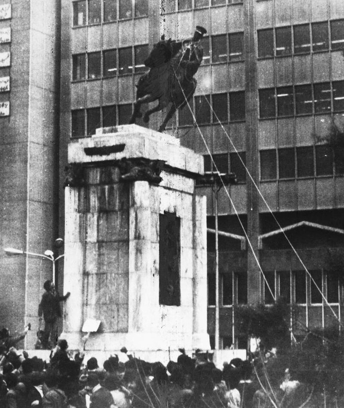 Người dân Iran kéo đổ bức tượng Reza Shah Pahlavi sau khi con trai của ông này là Mohammed Reza Shah Pahlavi trốn khỏi đất nước ngày 16/1/1979. Ảnh: ATI.