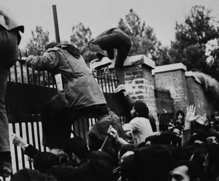 Các sinh viên Iran trèo qua tường Đại sứ quán Mỹ ở Tehran ngay trước khi cuộc khủng hoảng con tin Iran xảy ra. Ảnh: ATI.