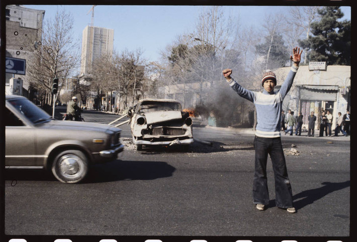 Chiếc ô tô bị đốt cháy giữa đường ở thủ đô Tehran năm 1978. Ảnh: ATI.