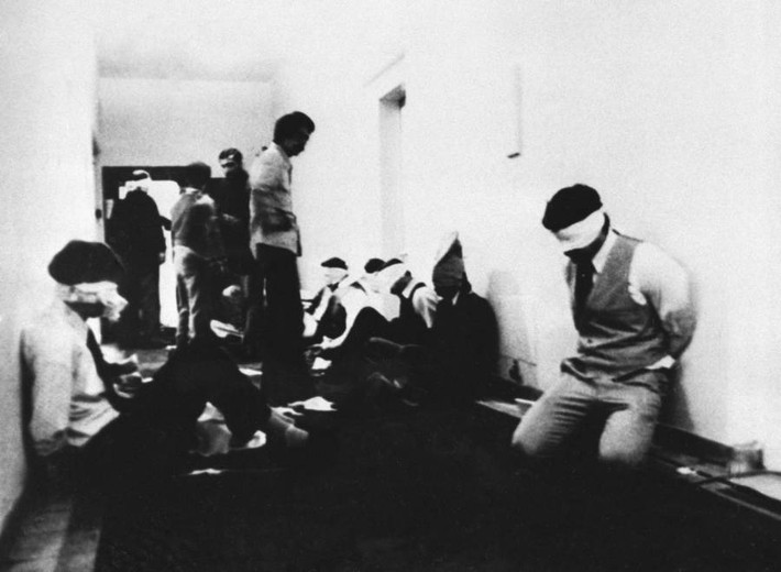 Ngày 4/11/1979, các sinh viên tham gia cách mạng Iran đã tấn công Đại sứ quán Mỹ tại Tehran, bắt giữ hàng chục nhân viên ngoại giao Mỹ làm con tin. Ảnh: Một số người bị bắt giữ trong Đại sứ quán Mỹ ở Tehran. Ảnh: ATI.