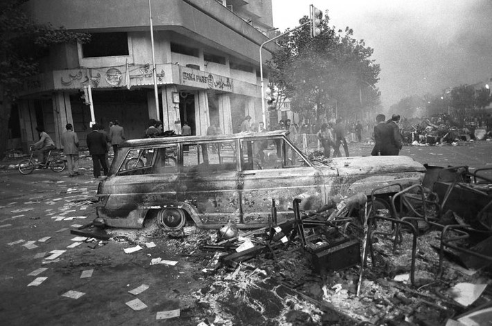 Cảnh tan hoang sau cuộc biểu tình và cướp phá ở Đại lộ Shah Reza, Tehran, hồi tháng 11/1978. Ảnh: ATI.