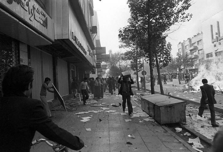 Hình ảnh bạo loạn trên đường phố Tehran hồi tháng 11/1978. Ảnh: ATI.