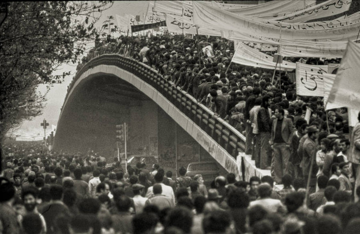 Đông đảo người biểu tình tuần hành qua đường phố Tehran năm 1979. Ảnh: ATI.