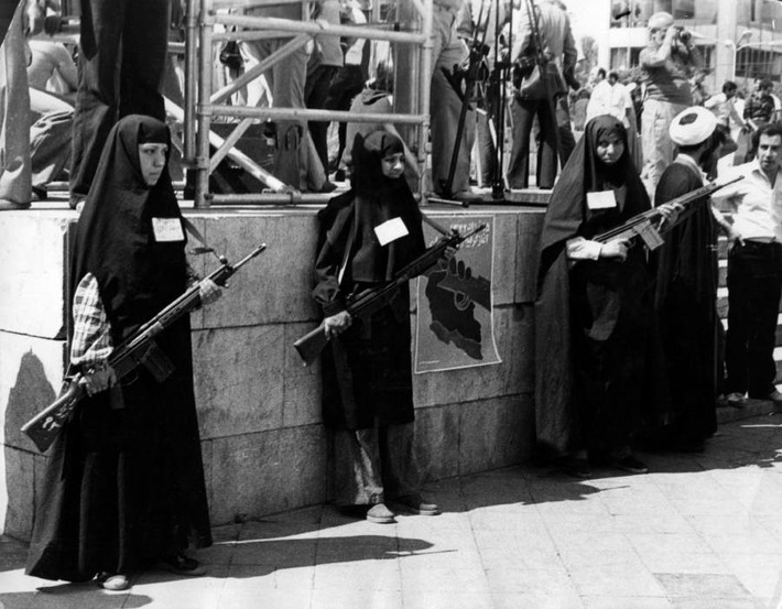 Những người phụ nữ cầm vũ khí trên đường phố Tehran tham gia cuộc Cách mạng Hồi giáo Iran. Ảnh: ATI.