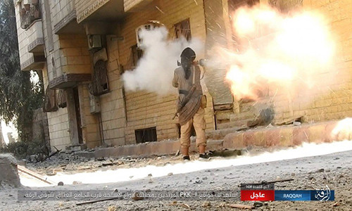 Theo Al Masdar News, cuộc chiến ở thành phố Raqqa, nơi được coi là "thủ phủ" của nhóm khủng bố IS, chưa hồi kết khi các cuộc giao tranh giữa phiến quân IS và lực lượng SDF vẫn diễn ra khốc liệt từng ngày. Ảnh: AMN.
