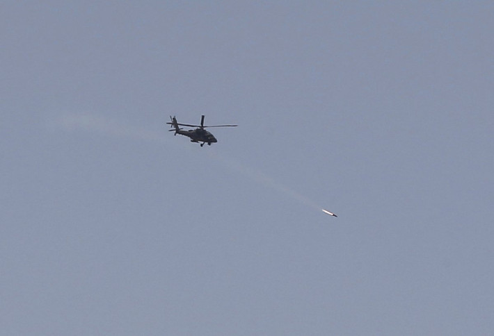 Trực thăng của liên quân chống khủng bố nã tên lửa vào căn cứ của phiến quân IS ở Raqqa. Ảnh: AP.