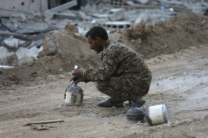 AP cho biết, nhóm khủng bố IS đã cài cắm nhiều bẫy mìn ở Raqqa nhằm ngăn cản đà tiến công của lực lượng SDF. Ảnh: Chiến binh người Kurd đang vô hiệu hóa một quả bom của IS. Ảnh: AP.