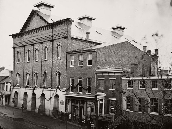 Nhà hát Ford's ở thủ đô Washington “để tang” sau vụ ám sát Tổng thống Mỹ Abraham Lincoln năm 1865. Ảnh: Vintage.