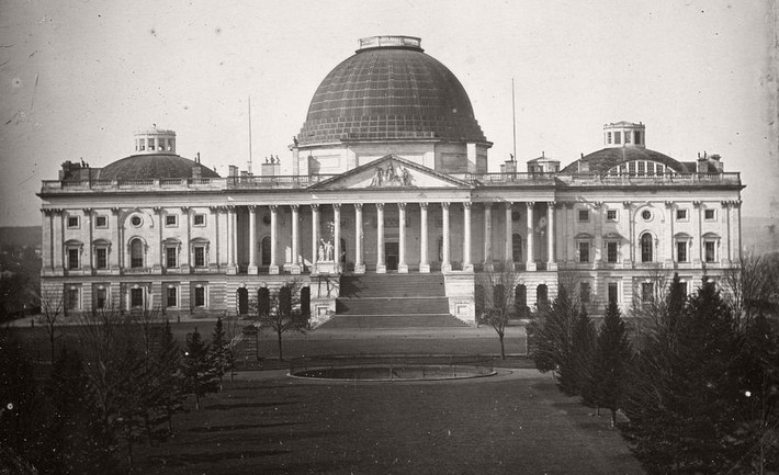 Điện Capitol trong bức ảnh chụp năm 1846. Ảnh: Vintage.