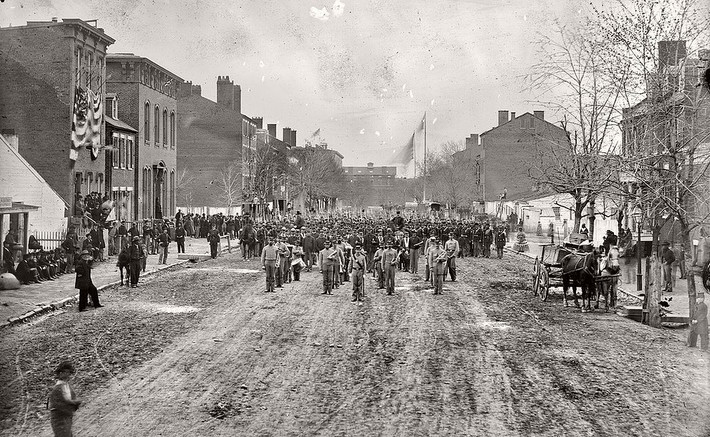 Đồng đảo lính tình nguyện Mỹ tuần hành qua một con phố ở thủ đô Washington hồi tháng 3/1865. Ảnh: Vintage.