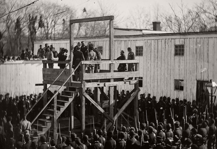 Vụ hành quyết Đại úy Henry Wirz bằng hình thức treo cổ ở Washington ngày 10/11/1865. Ảnh: Vintage.