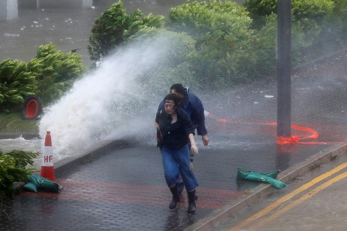 Bão Hato gây mưa lớn và gió mạnh ở Hong Kong, khiến nhiều người bị thương. Ảnh: Reuters.