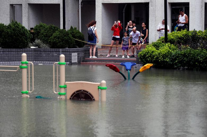Một sân chơi ở Hong Kong bị ngập nặng. Ảnh: Reuters.