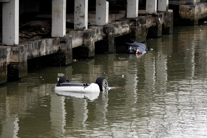 Những chiếc xe chìm trong biển nước ở Macau. Ảnh: Reuters.