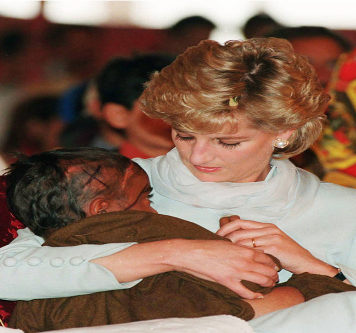 Công nương Diana rơi lệ khi bế một em nhỏ trong chuyến thăm bệnh viện ung thư Imran Khan ở thành phố Lahore, Pakistan, năm 1996. Ảnh: ATI.