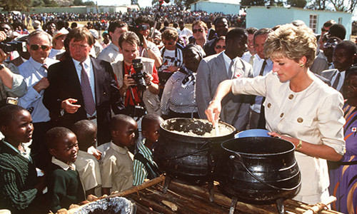 Công nương Diana làm từ thiện tại trung tâm tị nạn Nemazura ở Zimbabwe năm 1993. Ảnh: ATI.
