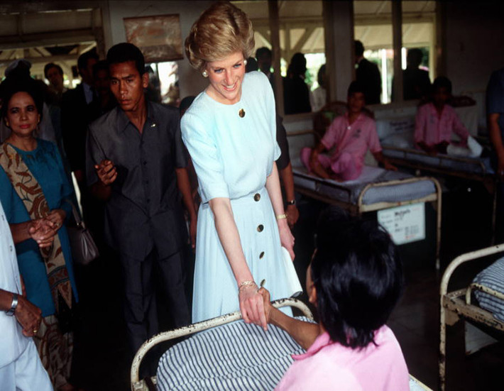 Công nương Diana bắt tay một bệnh nhân bị phong tại bệnh viện Sitanala ở Jakarta, Indonesia, năm 1989. Ảnh: ATI.