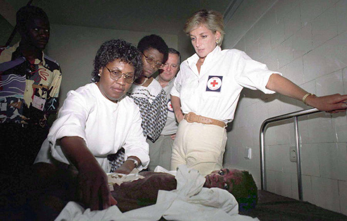 Vương phi xứ Wales, Diana, thăm bé Helena Ussoua (7 tuổi) bị thương trong một vụ nổ mìn ở Angola năm 1997. Ảnh: ATI.