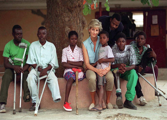 Hình ảnh Công nương Diana ngồi cùng các em nhỏ bị thương do mìn ở Luanda, Angola, năm 1997. Ảnh: ATI.