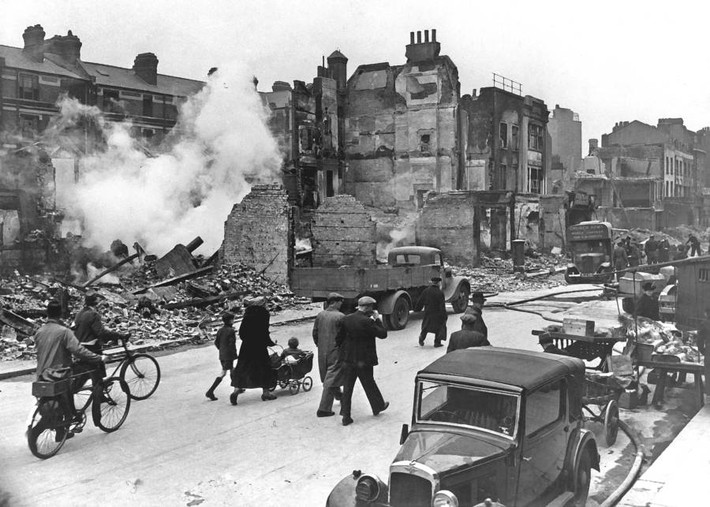 Cuộc sống ở London vẫn tiếp diễn sau cuộc không kích của phát xít Đức vào khoảng năm 1940 -1941. Ảnh: ATI.