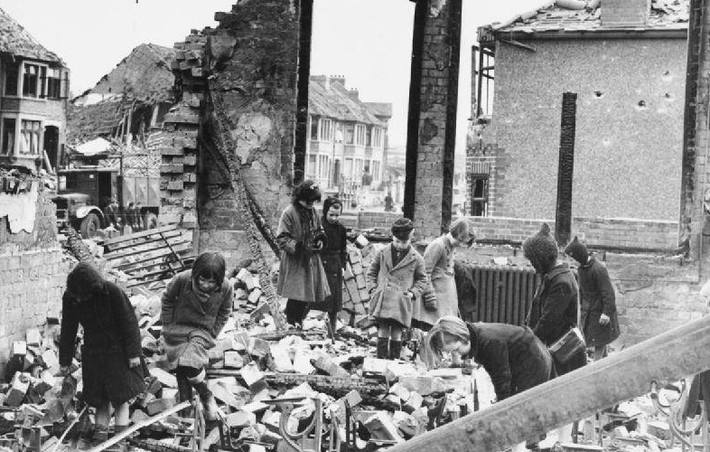 Các em nhỏ tìm kiếm sách vở trong ngôi trường đổ nát của chúng ở Coventry ngày 10/4/1941. Ảnh: ATI.