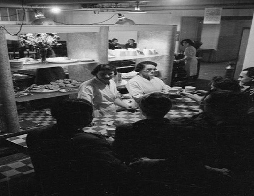 Một nhà hàng ở London vẫn phục vụ đồ ăn trong tầng hầm cho thực khách năm 1940. Ảnh: ATI.