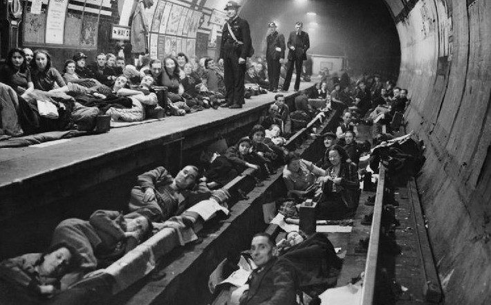 Những người dân thủ đô London nằm ở ga tàu điện ngầm năm 1940. Ảnh: ATI.