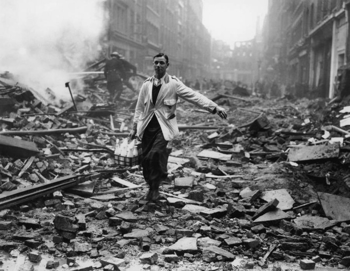 Một người đàn ông đi giao sữa qua con đường ngổn ngang gạch đá ở London hôm 9/10/1940.