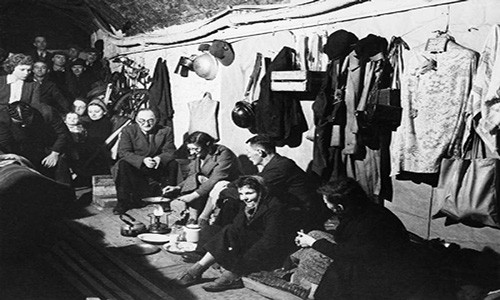 Một người phụ nữ nấu ăn trong ga tàu điện ngầm ở London hồi tháng 10/1940. Ảnh: ATI.