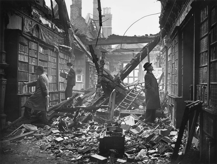 Người đàn ông kiểm tra những cuốn sách trong thư viện Holland House sau khi nó bị bom phá hủy hôm 23/10/1940.