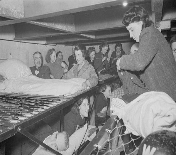 Cảnh đông đúc, chật chội trong một hầm trú bom ở London năm 1940. Ảnh: ATI.