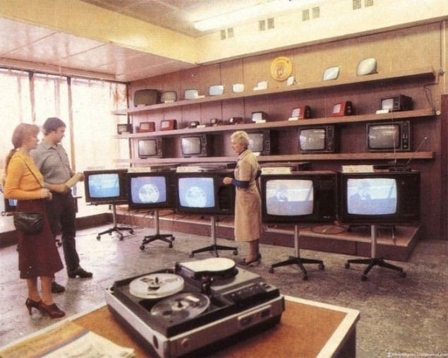 Bên trong một cửa hàng bán ti vi ở Liên Xô năm 1985. Ảnh: ER.