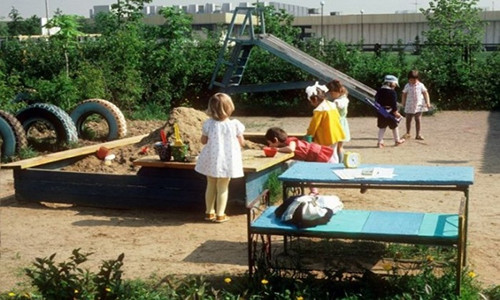 Những đứa trẻ vui đùa tại một địa điểm ở Liên Xô năm 1985. Ảnh: ER.