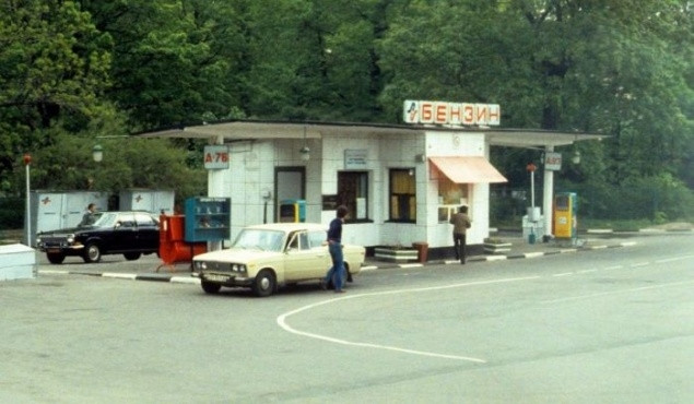 Trạm xăng ở Leningrad (hiện nay là thành phố St. Petersburg), Liên Xô, năm 1985. Ảnh: ER.