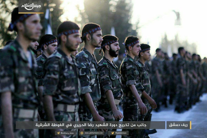 Al Masdar News đưa tin ngày 30/8, truyền thông của phiến quân Jaysh al-Islam đã công bố những bức ảnh về buổi lễ hoành tráng chào đón tân binh ở Đông Ghouta, thủ đô Damascus. Ảnh: AMN.