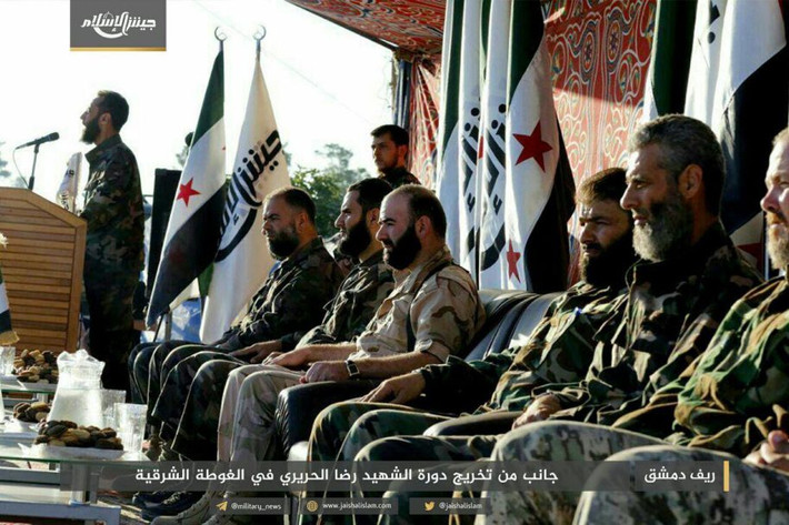 Một thành viên của Jaish al-Islam phát biểu trong buổi lễ. Ảnh: AMN.