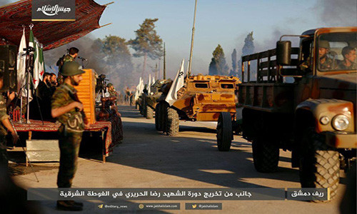Đoàn xe quân sự của nhóm phiến quân "diễu hành" trên đường phố ở Đông Ghouta. Ảnh: AMN.
