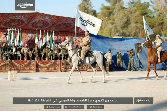 Các chiến binh Jaysh al-Islam cưỡi ngựa. Ảnh: AMN.