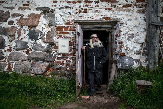 Cư dân Warden Vyacheslav Stolyarov ở đảo Lớn, thuộc quần đảo Solovetsky.