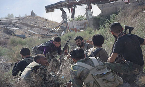 Hãng Fars (Iran) đưa tin ngày 8/8, quân đội Syria thừa thắng xốc tới ở Đông Damascus, tiếp tục tấn công nhóm khủng bố Mặt trận al-Nusra ở quận Jobar và khu Ayn Tarma. Ảnh: FNA.