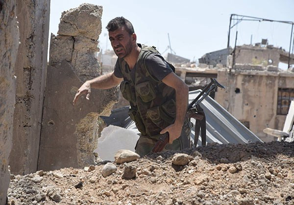 Một binh sĩ Syria trên chiến trường. Ảnh: FNA.