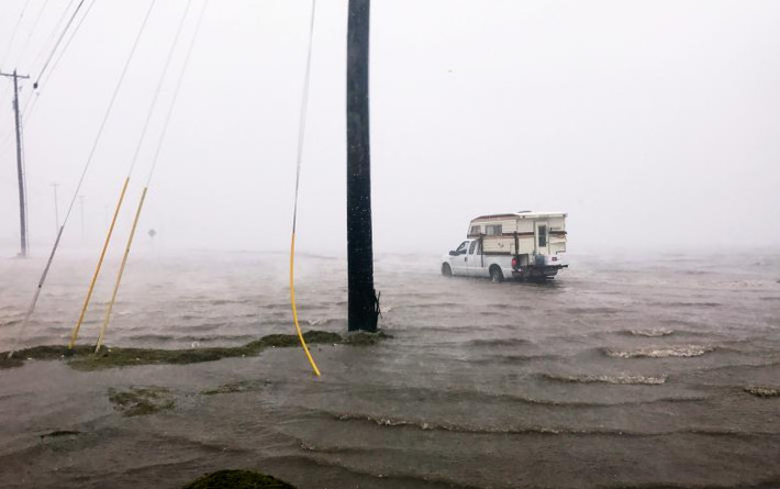 The Sun đưa tin ngày 26/8, siêu bão Harvey mang theo mưa lớn và gió mạnh đã đổ bộ vào bang Texas. Ảnh: Reuters.