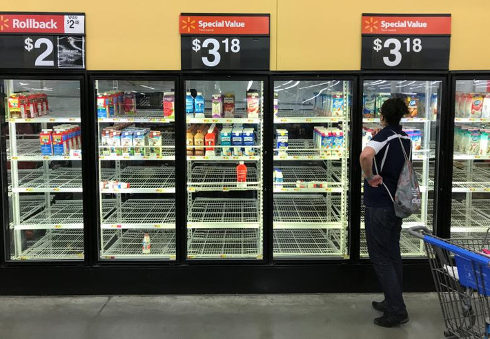 Nhiều ngăn tủ lạnh trong một siêu thị Walmart ở Houston, Texas, trống trơn do nhu cầu mua quá lớn của người dân khi biết bão Harvey sắp ập đến. Ảnh: Reuters.